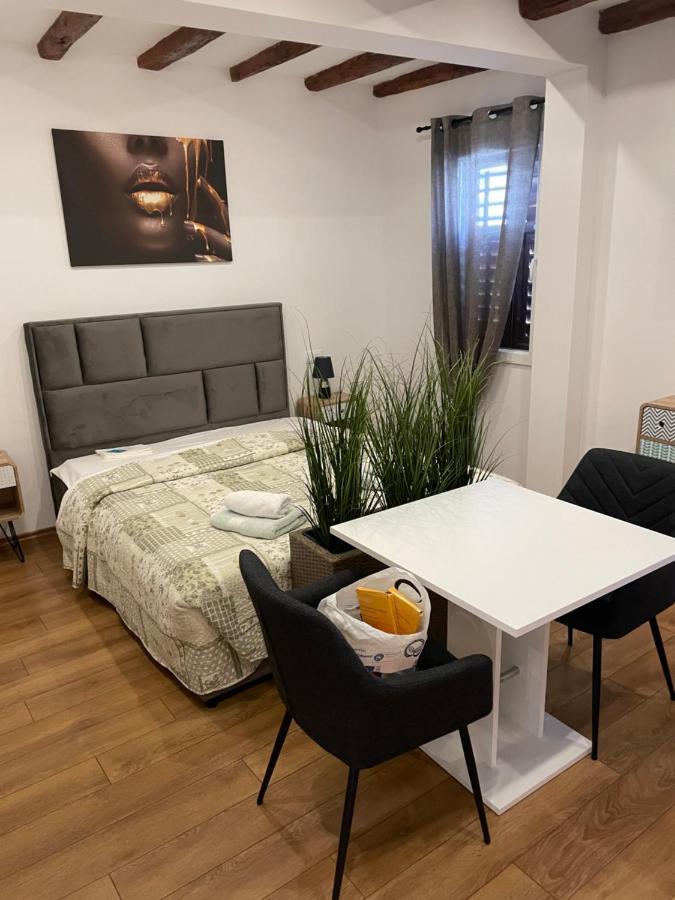 The Yellow House Apartments Ровин Екстериор снимка