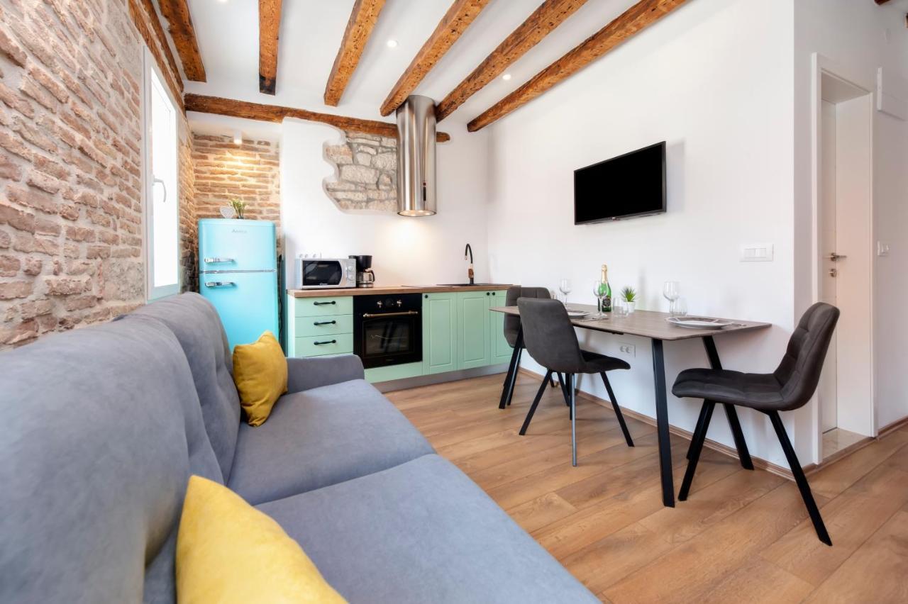 The Yellow House Apartments Ровин Екстериор снимка