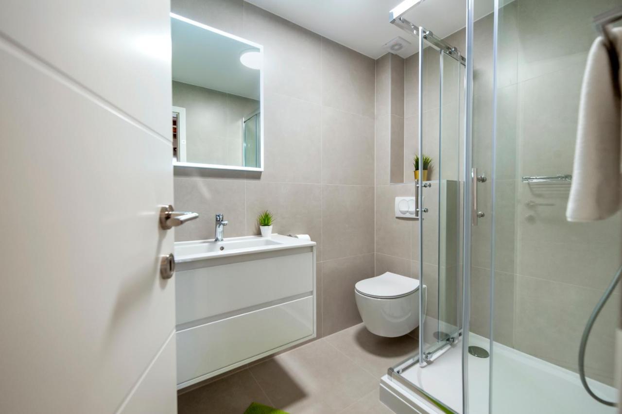 The Yellow House Apartments Ровин Екстериор снимка